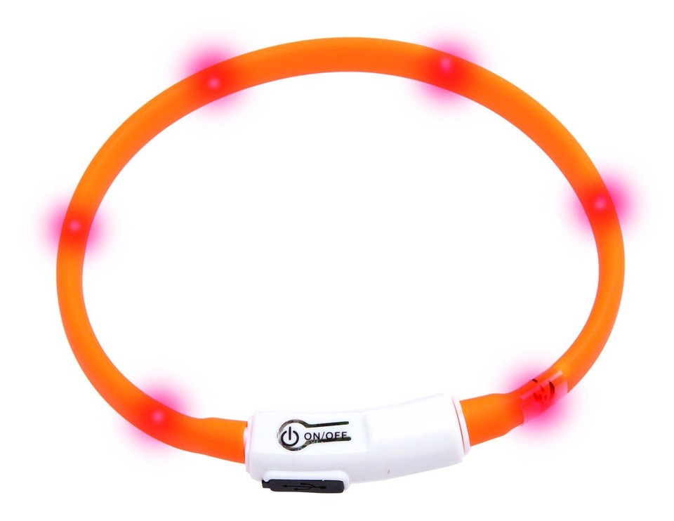 LED-halsbånd kan lyse fra 3 til endda 6 timer afhængigt af modellen. Det er en meget praktisk løsning til lange gåture.