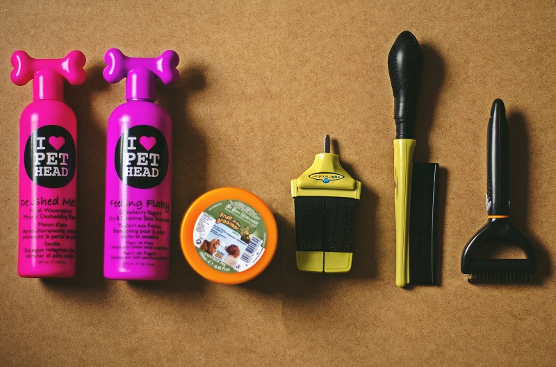 Kosmetik til pleje af en Border Collie hund. Shampoo, conditioner, maske, kam, kasse og hakentrimmer.
