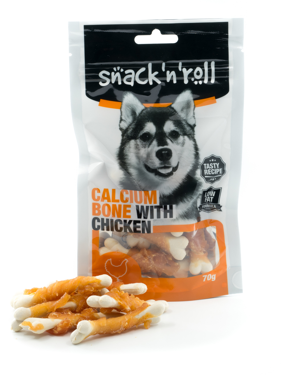 Snacks i form af calciumterninger med kød til hunden.